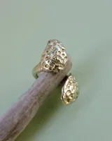 Anillo dorado con diseño de coral marino.