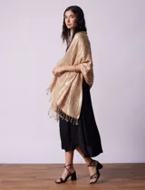 Pashmina gris con diseño a cuadros y flecos en los extremos.