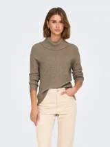 Sweater de punto color marrón con cuello alto vuelto, mangas largas y puños acanalados.