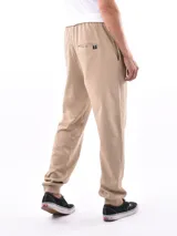 Pantalón de jogging color beige con cintura elástica y cordón ajustable.