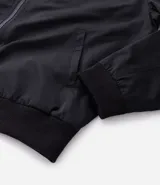 Campera bomber marrón de poliéster con cuello alto y cierre de cremallera. Puños y cintura elastizados.