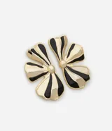 Par de aros de metal dorado con forma de flor de cuatro pétalos, con esmalte bicolor negro y dorado. Cierre a rosca.