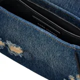 Bolso de hombro Marc Jacobs modelo The Rip and Repair Denim Clover, confeccionado en denim azul desgastado con detalles en cuero negro. Cuenta con cierre magnético, logo JMarc revestido, correa de cuero extraíble y correa de cadena cruzada.