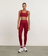 Top deportivo blanco de escote redondo y breteles medianos, sin copa ni estampa.