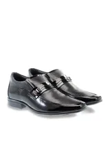 Zapato de charol negro sin cordones de la marca Pegada, con diseño elegante y suela de goma antideslizante.