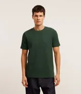 Remera verde oscuro de corte slim, cuello redondo y manga corta. Confeccionada en algodón texturizado.