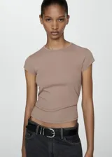Remera blanca de algodón con cuello redondo y mangas cortas.