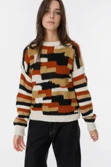 Sweater tejido a mano con diseño geométrico en tonos marrón, beige, negro y blanco.