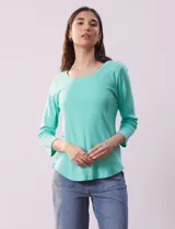 Remera de algodón color verde agua, con escote redondo y mangas 3/4.