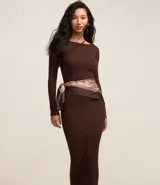Vestido midi marrón de punto acanalado, corte ajustado, con cuello barco y mangas largas.