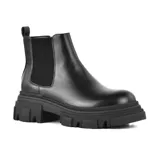 Bota Chelsea negra de cuero sintético con elásticos laterales y suela track.