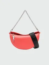 Cartera pequeña de cuero color rojo, con diseño elegante y cadena para hombro.