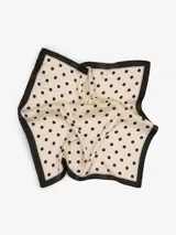Pañuelo cuadrado de seda con estampado de cebra en blanco y negro.
