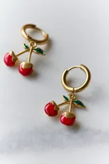 Par de aros plateados con forma de cerezas colgando de un aro pequeño.