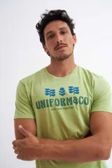 Remera de algodón de manga corta, teñida en prenda, con estampado en el pecho.