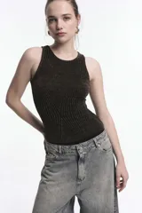 Body negro con hilos dorados, de corte ajustado y sin mangas.