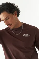 Remera manga larga verde militar con estampado en la espalda que dice 'look Mistral only' y una frase motivacional.