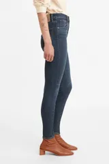 Jeans Levi's® Mile High Super Skinny de tiro alto, color azul oscuro, ajustados en cadera y muslos, con pierna súper ajustada y stretch.