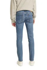 Pantalón jean de corte skinny color azul medio, con tiro medio y confección en tejido rígido.