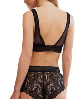 Conjunto de lencería negro de encaje, compuesto por un corpiño tipo bralette con breteles finos y una bombacha tipo culotte de tiro alto con paneles de malla.
