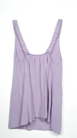 Musculosa negra con breteles elásticos finos y escote en V pronunciado.