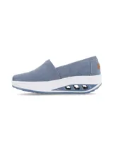 Zapatillas tipo slip-on de tela denim color celeste, con elástico en el empeine y plantilla con tecnología memory foam.