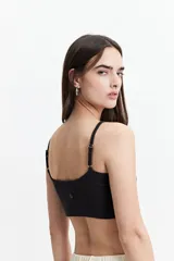 Top corto negro de breteles finos y tejido de punto acanalado.