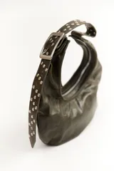 Cartera de cuero rojo con diseño contemporáneo y cierre lateral.