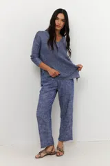 Sweater de tejido de punto fino con brillo metálico, color verde lima. Presenta escote en V y mangas largas.