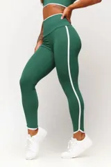 Calza larga deportiva azul marino con cintura alta y detalles en blanco en la cintura y laterales.