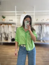 Camisa color ladrillo de corte holgado, con cuello mao y mangas 3/4 con trabilla.