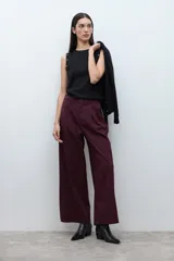 Pantalón de vestir ancho color vino tinto, con pliegues marcados en la cintura y tiro alto.