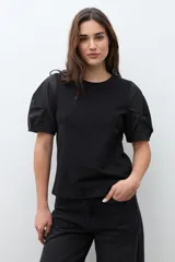 Remera negra de algodón con cuello redondo y mangas cortas abullonadas.