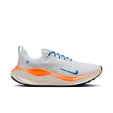 Championes de running Nike Infinityrn 4, color blanco con detalles en azul y naranja.