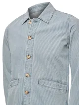 Chaqueta de denim a rayas azules y blancas, de corte recto con cuello camisero, cierre frontal con botones y dos bolsillos delanteros.