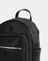 Mochila negra de cuerina con relieve y doble bolsillo frontal con cierre.