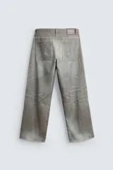 Pantalón de jean gris con corte holgado y efecto lavado en toda la prenda.