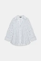 Camisa blanca con rayas verticales grises, de cuello solapa y escote pico. Manga larga y bajo asimétrico.