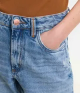 Pantalón mom de jeans celeste con trabillas en la cintura, cierre con botón y cremallera, bolsillos y deshilachados.