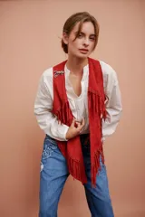 Chaleco rojo ladrillo de gamuza con flecos.