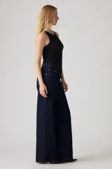 Pantalón de jean de tiro alto, corte recto y color azul oscuro.