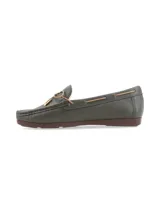 Mocasín de cuero graneado color verde oscuro, con interior de cuero con pelo, cordón de cuero a contratono con punteras metálicas y suela de TR.