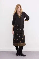 Vestido largo negro de viscosa con bordados de corazones en el cuerpo y ruedo con jacquard de lurex.
