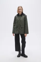 Campera negra con capucha y cuello de piel sintética.