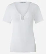 Blusa fucsia de viscosa con escote en V y aro metálico.