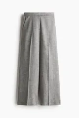 Pantalón de vestir gris claro, de tiro alto, con bolsillos laterales y traseros. Piernas amplias con pliegues delanteros y traseros. Confeccionado en tejido liviano de mezcla de lino y viscosa.