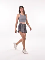 Short deportivo negro con cintura elástica ajustable con cordón, ribete blanco en ruedo y laterales.