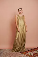 Vestido largo dorado sin mangas y de corte amplio.