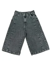 Bermuda de jean gris oscuro con efecto lavado, tiro alto y corte ancho (baggy) que termina a la altura de la media pierna (3/4). Presenta costuras marcadas en el frente de las piernas.