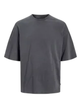 Remera gris oscuro de algodón, corte oversize y cuello redondo.